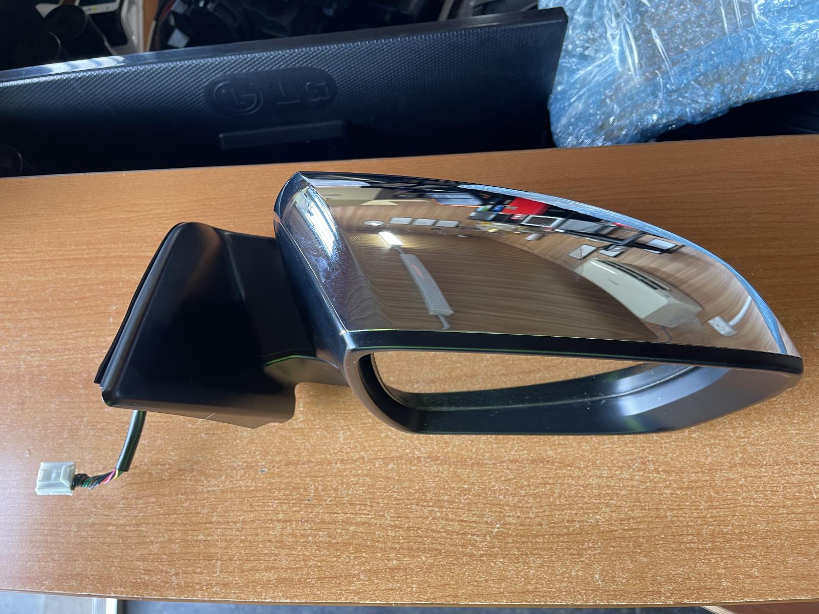View Auto part Right Door Mirror Isuzu Dmax 2022